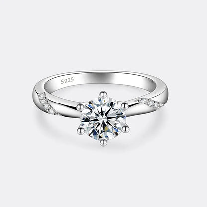 Bague solitaire en or blanc sertie de diamants synthétique et naturel vue de face.