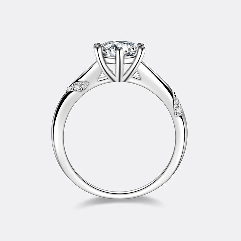 Bague solitaire en or blanc sertie de diamants synthétique et naturel vue latérale.