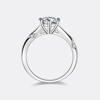 Bague solitaire en or blanc sertie de diamants synthétique et naturel vue latérale.