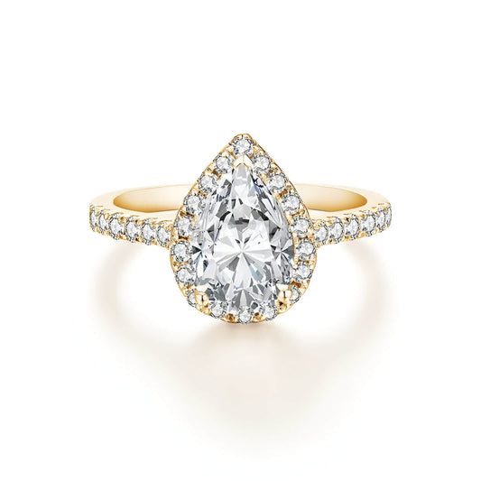 Bague solitaire goutte en argent plaqué or jaune et diamants synthétiques en moissanite sur fond blanc.