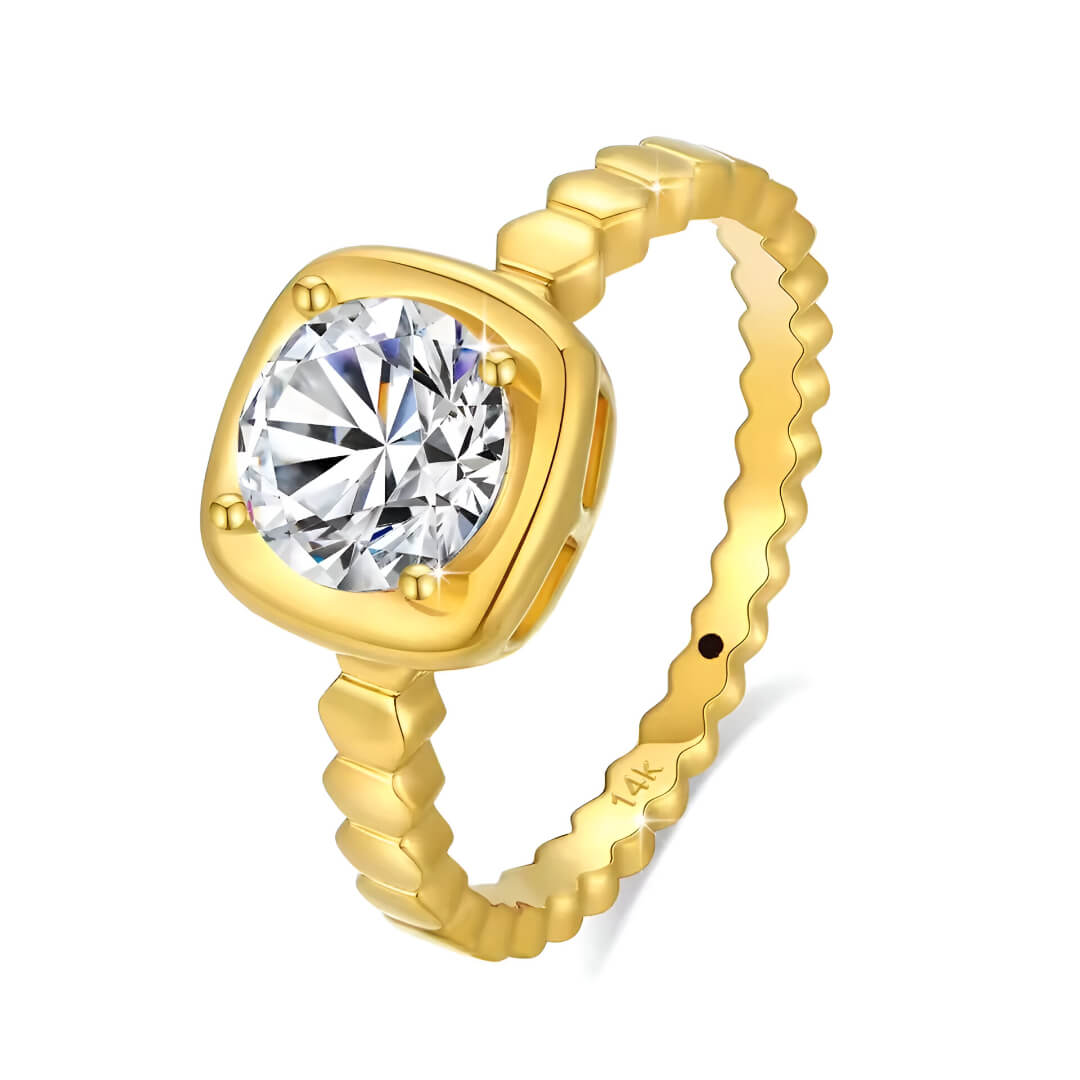 Bague solitaire granulé en or jaune et diamant synthétique debout.