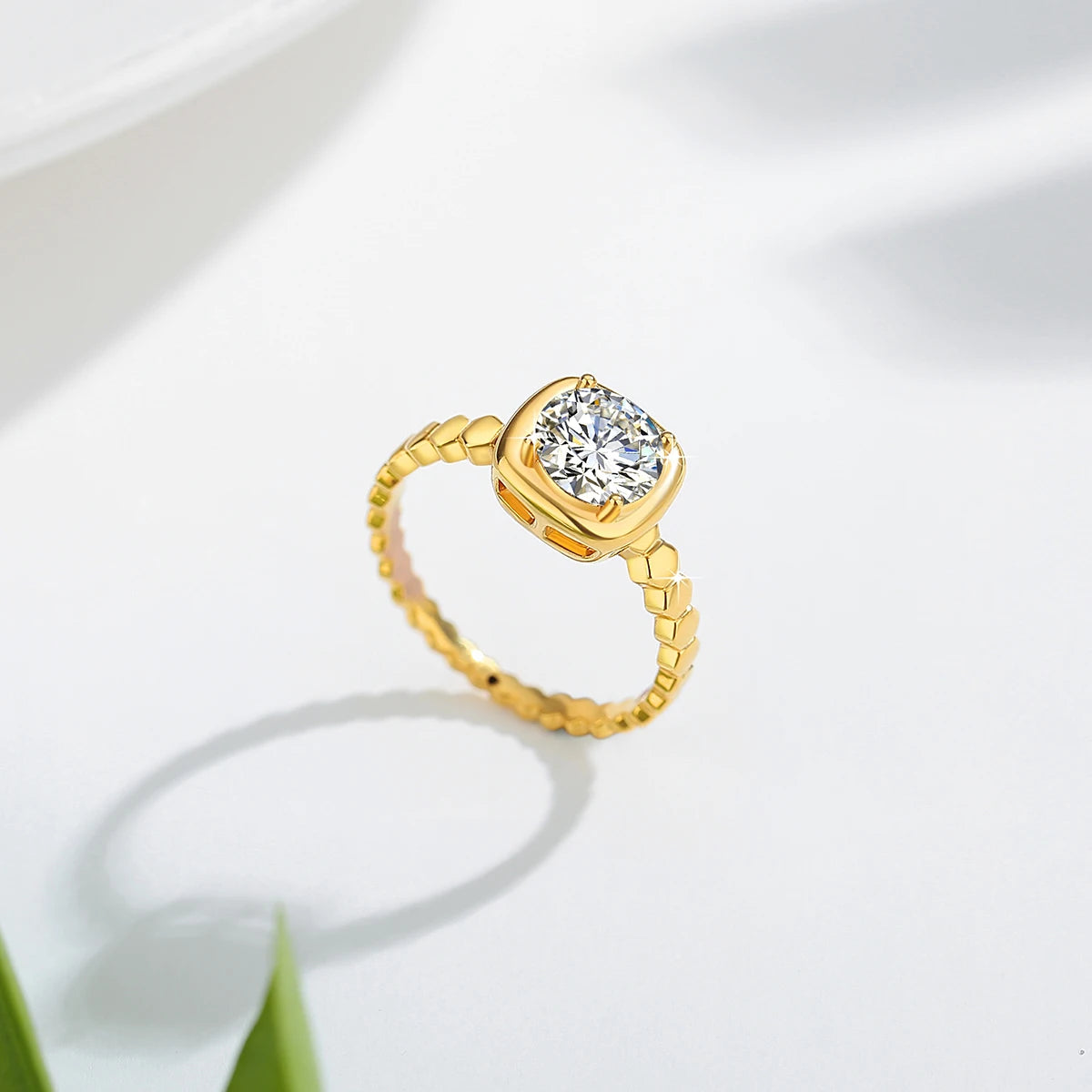 Bague solitaire granulé en or jaune et diamant synthétique vue du dessus.