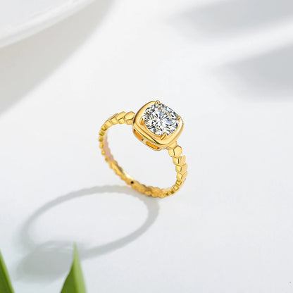 Bague solitaire granulé en or jaune et diamant synthétique vue du dessus.