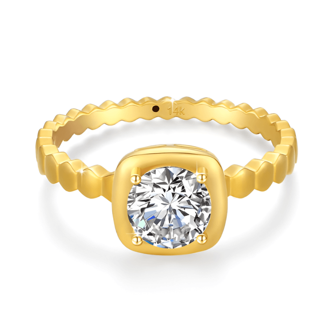 Bague solitaire granulé en or jaune et diamant synthétique sur fond blanc.