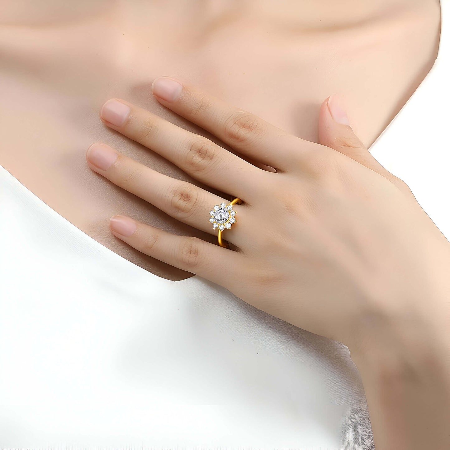 Bague solitaire halo solaire en or jaune sertie de diamants synthétiques et naturels portée au doigt d'une femme.