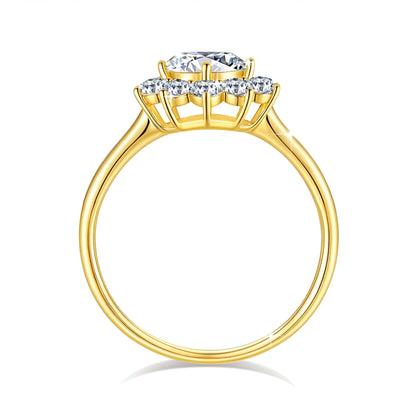 Bague solitaire halo solaire en or jaune sertie de diamants synthétiques et naturels vue latérale.