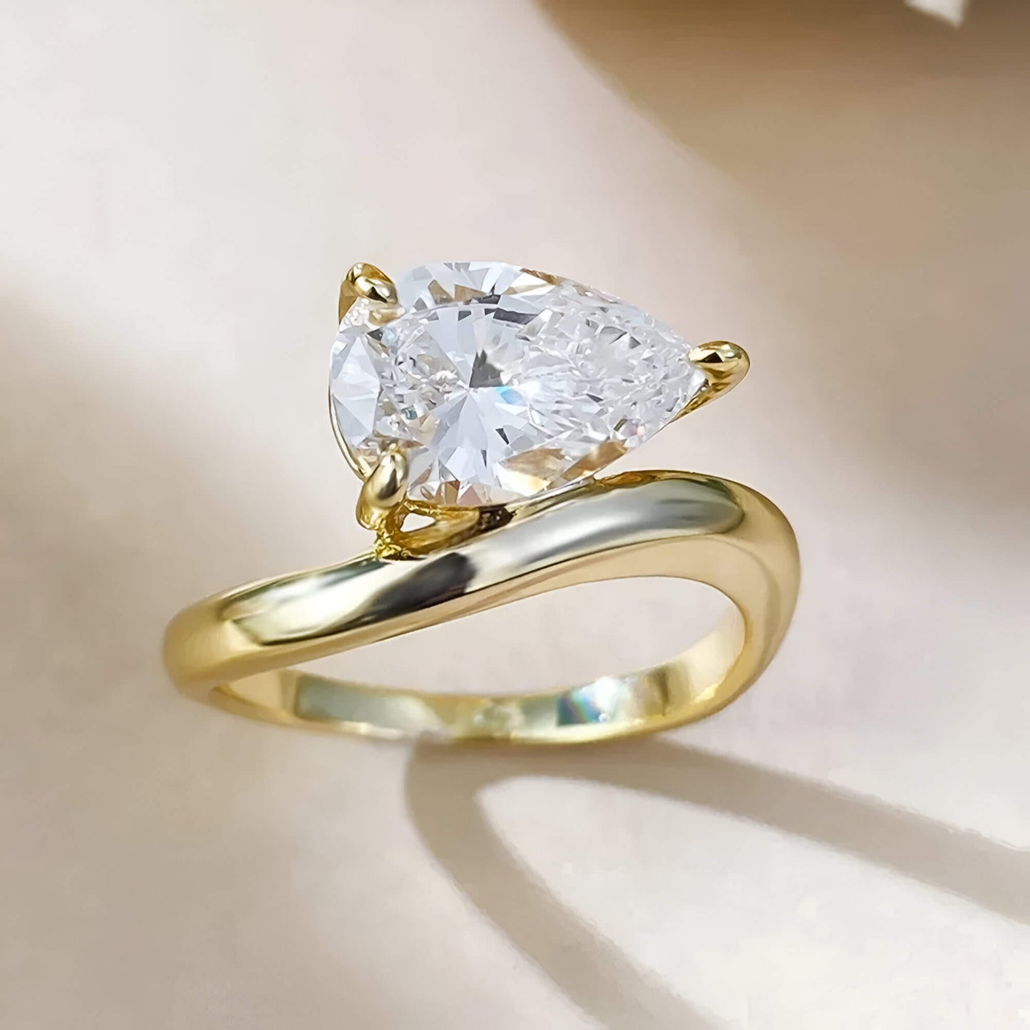 Bague solitaire incurvée en argent sterling 925 plaqué or jaune et diamant forme goutte debout.