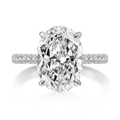 Bague solitaire en or blanc et diamants synthétiques sur fond blanc.