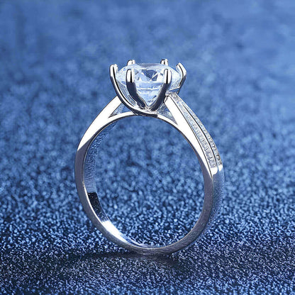 Bague solitaire en or blanc et diamant synthétique vue latérale.