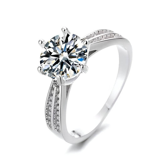 Bague solitaire en or blanc et diamant synthétique sur fond blanc.