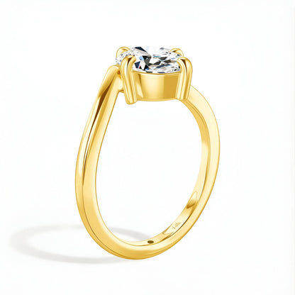 Bague solitaire en or jaune et diamant synthétique debout.