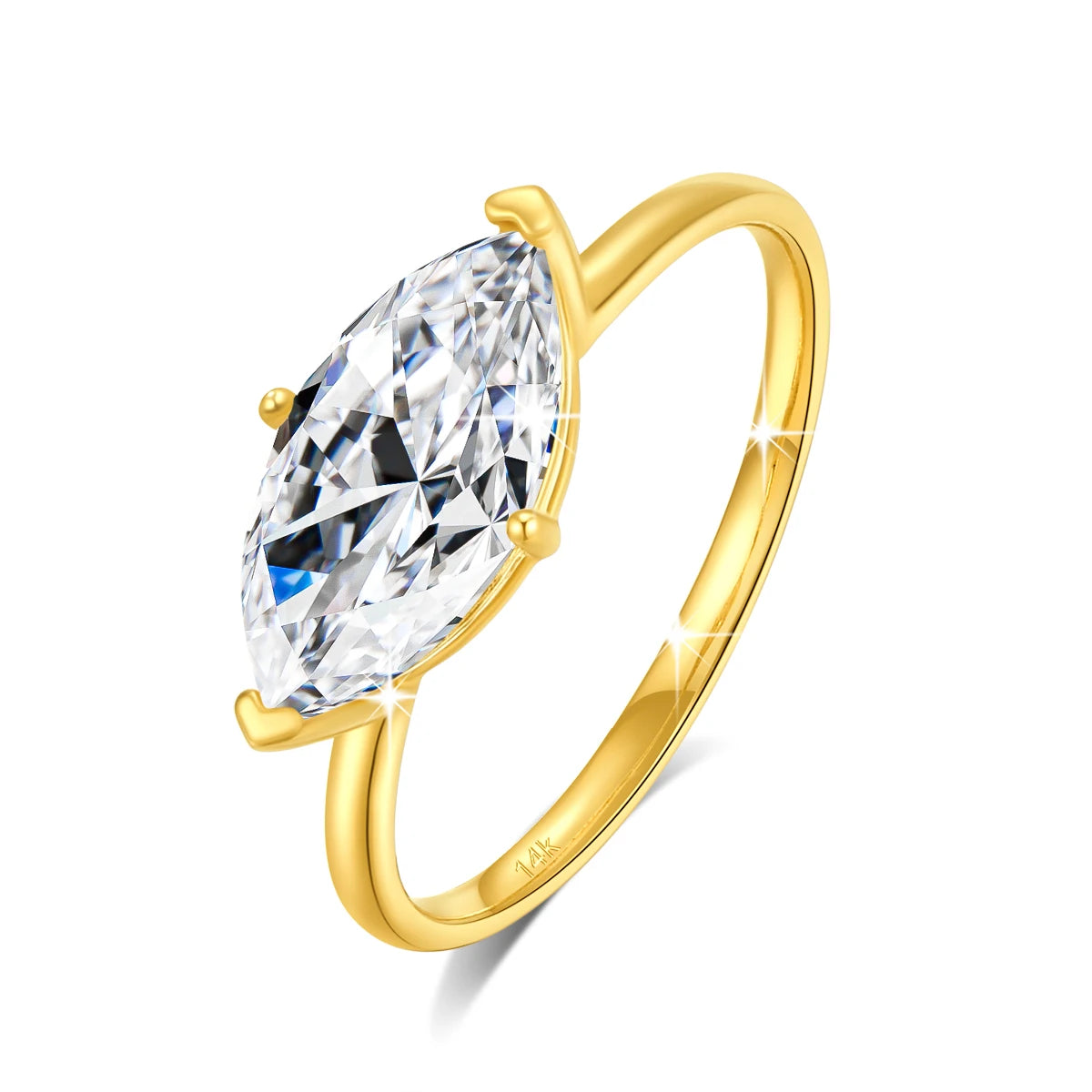 Bague solitaire navette serti quatre griffes en or jaune et diamant synthétique debout.