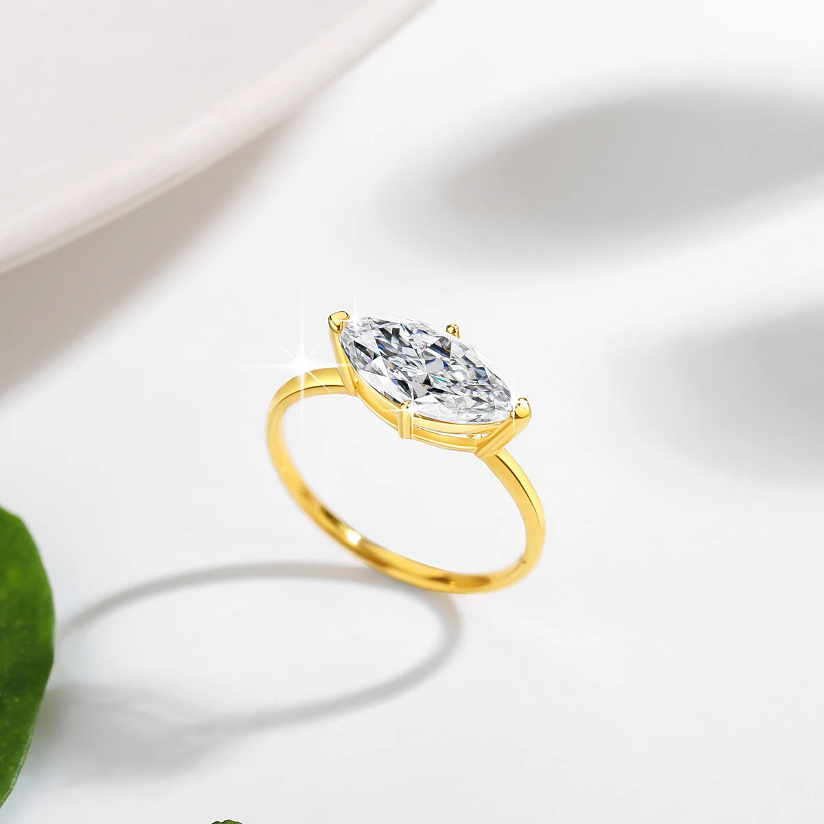 Bague solitaire navette serti quatre griffes en or jaune et diamant synthétique vue du dessus.