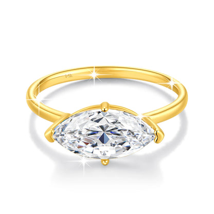 Bague solitaire navette serti quatre griffes en or jaune et diamant synthétique sur fond blanc.