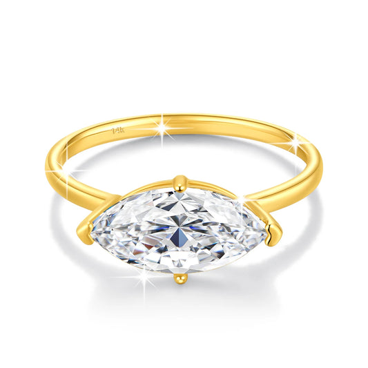 Bague solitaire navette serti quatre griffes en or jaune et diamant synthétique sur fond blanc.
