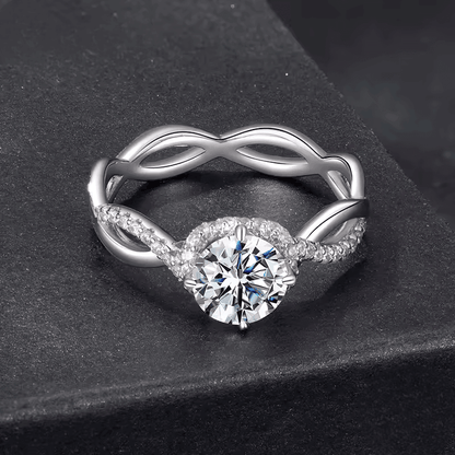 Bague solitaire courbée en or blanc et diamants synthétiques vue de face.