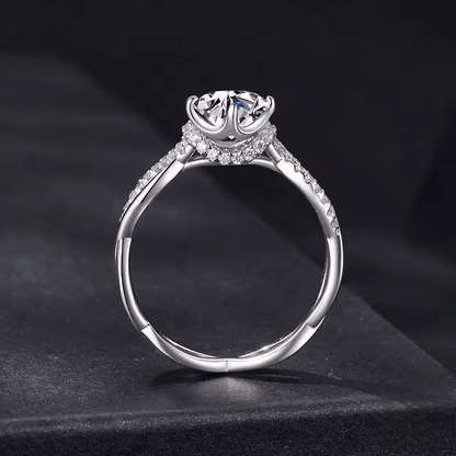 Bague solitaire courbée en or blanc et diamants synthétiques vue latérale.