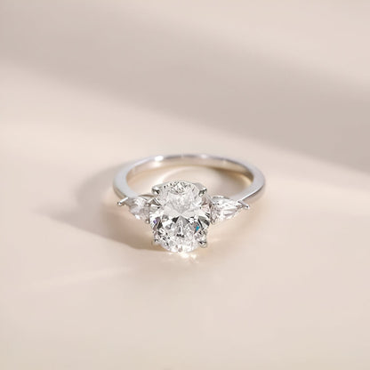 Bague solitaire en or blanc et oxyde de zirconium à plat.