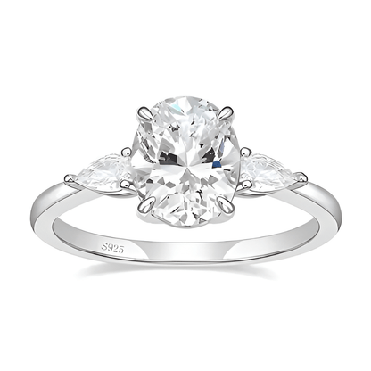 Bague solitaire en or blanc et oxyde de zirconium sur fond blanc.