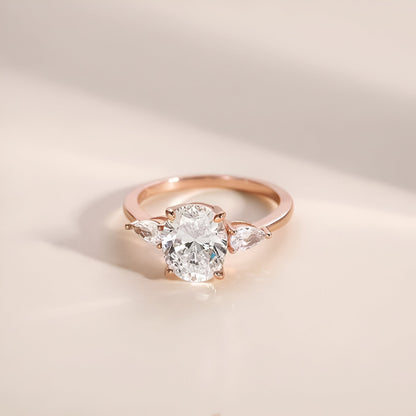 Bague solitaire en or rosé et oxyde de zirconium à plat.