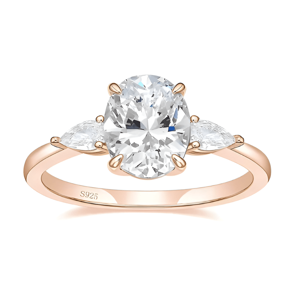 Bague solitaire en or rosé et oxyde de zirconium sur fond blanc.