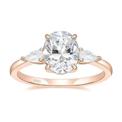 Bague solitaire en or rosé et oxyde de zirconium sur fond blanc.