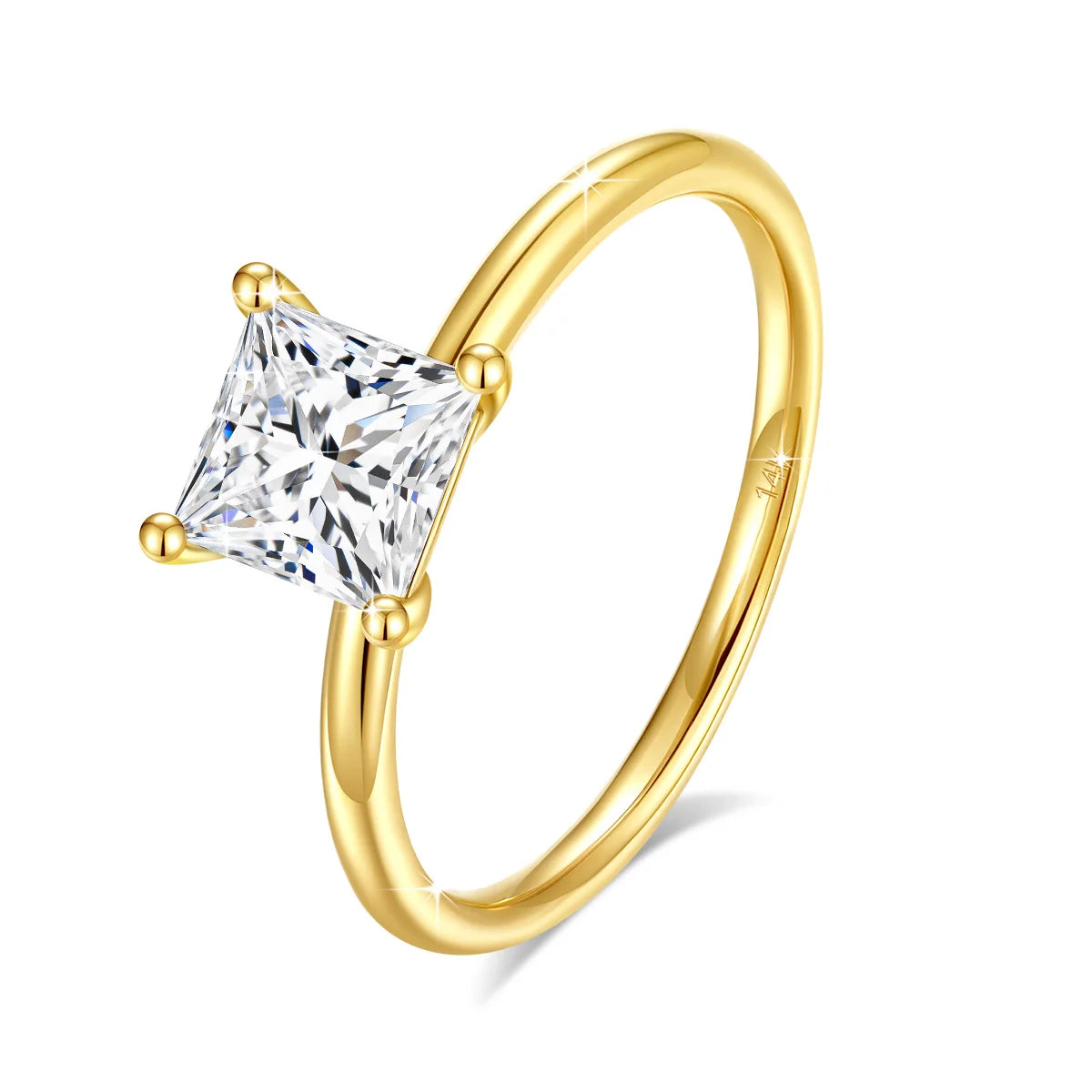 Bague solitaire princesse en or jaune et diamant synthétique debout.