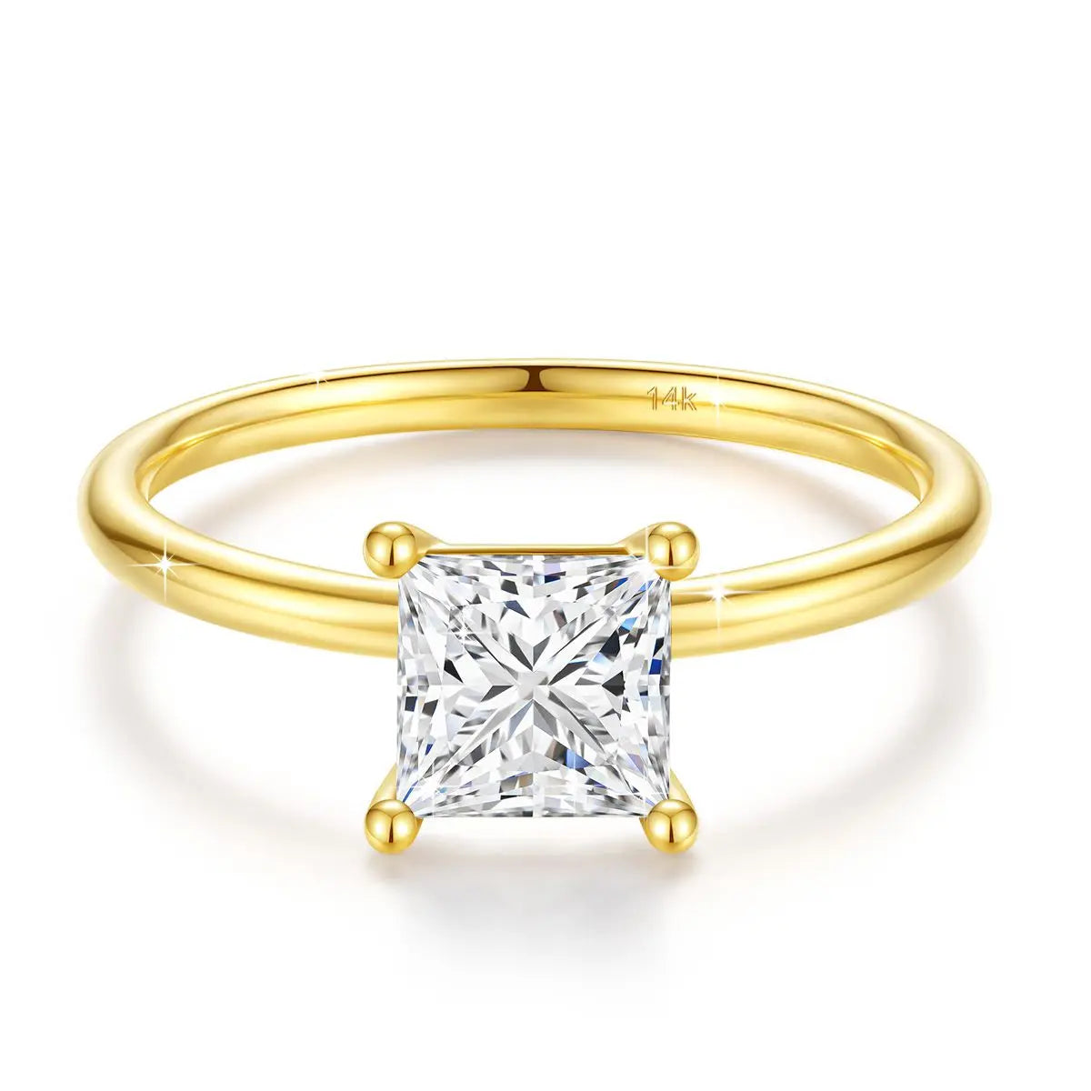 Bague solitaire princesse en or jaune et diamant synthétique sur fond blanc.