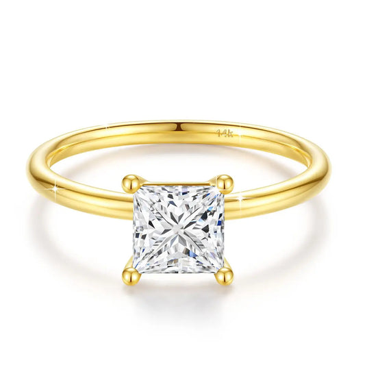 Bague solitaire princesse en or jaune et diamant synthétique sur fond blanc.