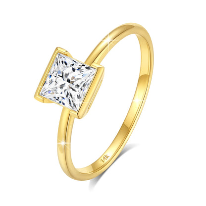 Bague solitaire princesse serti semi-clos en or jaune et diamant synthétique debout.