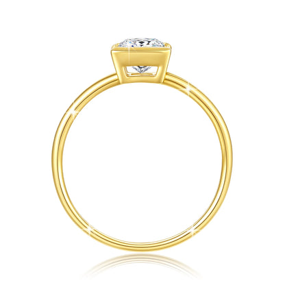 Bague solitaire princesse serti semi-clos en or jaune et diamant synthétique vue latérale.