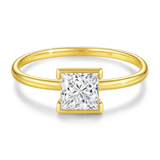 Bague solitaire princesse serti semi-clos en or jaune et diamant synthétique sur fond blanc.