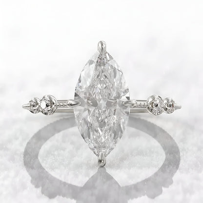 Bague solitaire en or blanc et oxyde de zirconium vue de face.