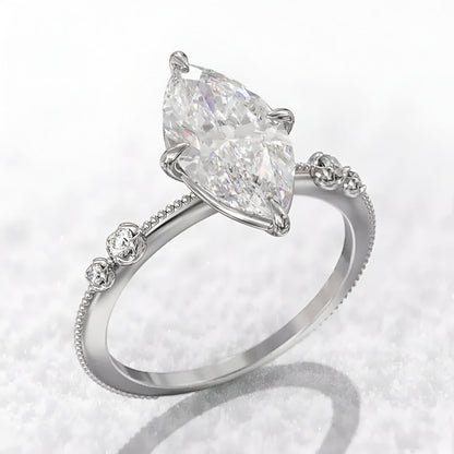 Bague solitaire en or blanc et oxyde de zirconium vue de trois-quarts.