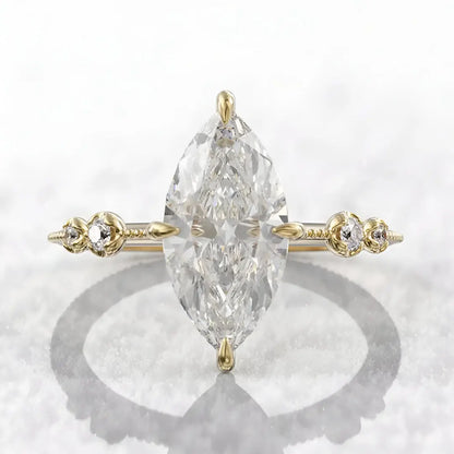 Bague solitaire en or jaune et oxyde de zirconium vue de face.