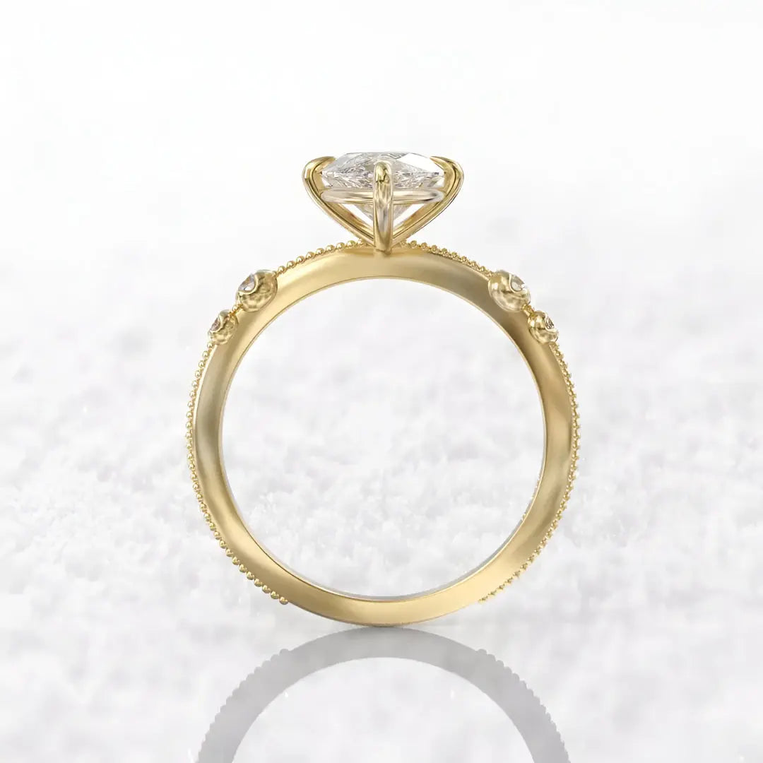 Bague solitaire en or jaune et oxyde de zirconium vue latérale.