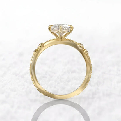 Bague solitaire en or jaune et oxyde de zirconium vue latérale.