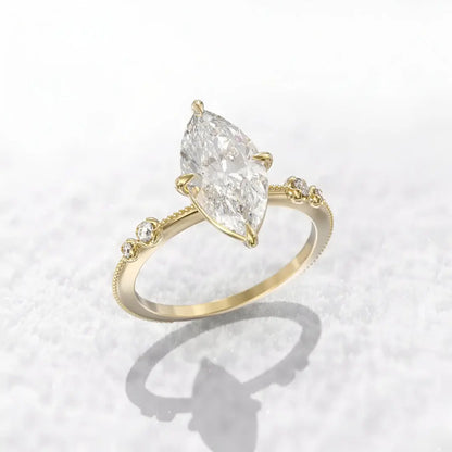 Bague solitaire en or jaune et oxyde de zirconium vue de loin.