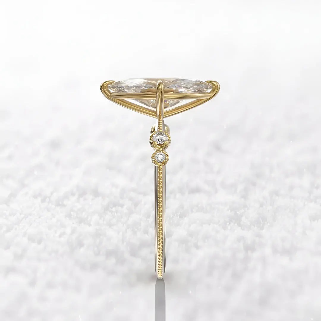 Bague solitaire en or jaune et oxyde de zirconium vue de profil.