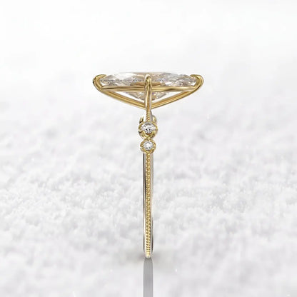 Bague solitaire en or jaune et oxyde de zirconium vue de profil.