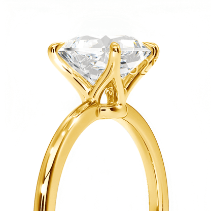 Bague solitaire quatre griffes en or jaune et diamant synthétique vue rapprochée.