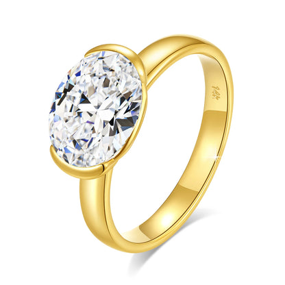 Bague solitaire serti semi-clos en or jaune et diamant synthétique debout.