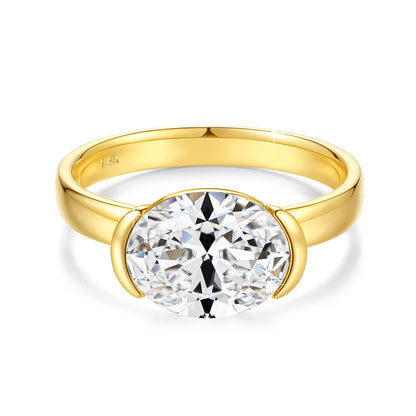 Bague solitaire serti semi-clos en or jaune et diamant synthétique sur fond blanc.