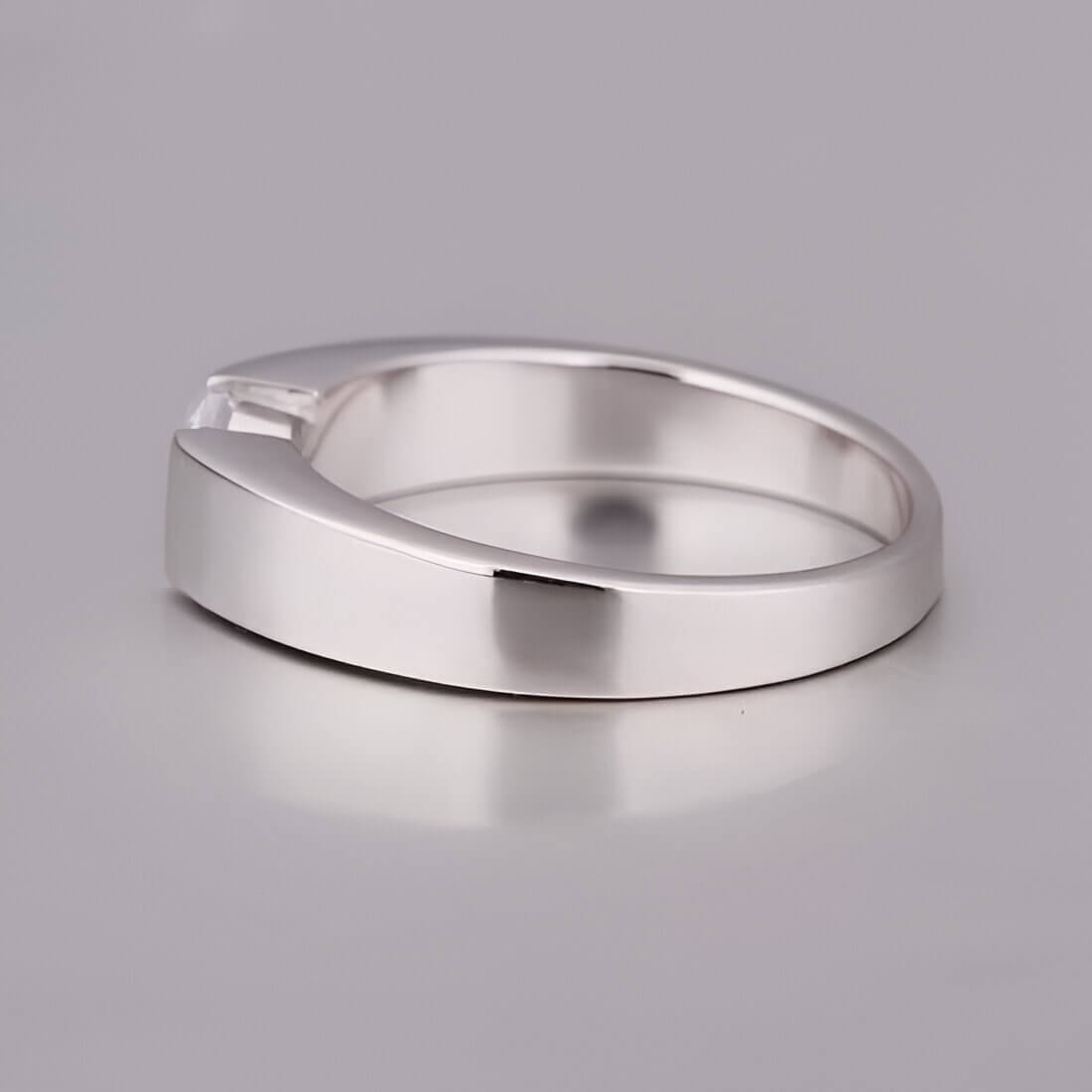 Bague solitaire serti tension en argent 925 plaqué platine et cristal naturel vue de côté.