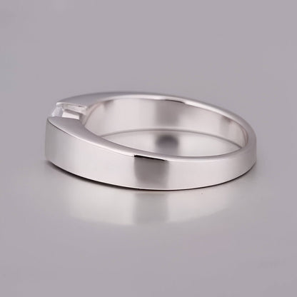 Bague solitaire serti tension en argent 925 plaqué platine et cristal naturel vue de côté.