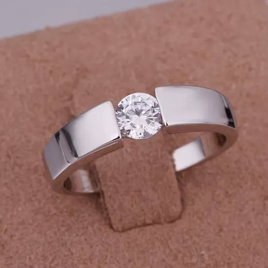 Bague solitaire serti tension en argent 925 plaqué platine et cristal naturel vue du dessus.