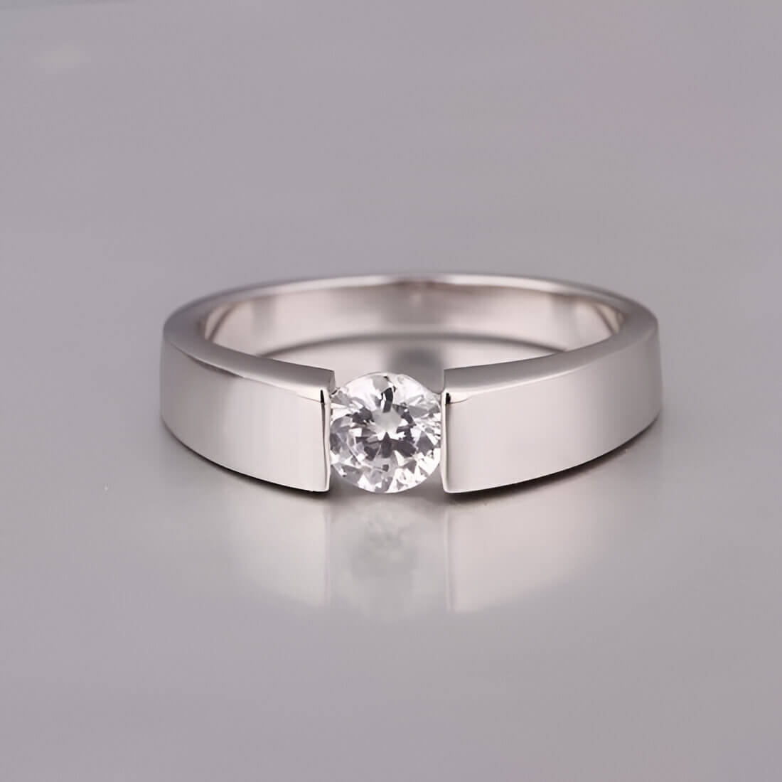 Bague solitaire serti tension en argent 925 plaqué platine et cristal naturel vue de face.
