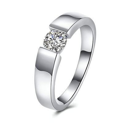 Bague solitaire serti tension en argent 925 plaqué platine et cristal naturel sur fond blanc.