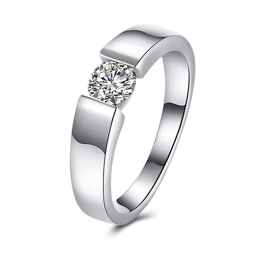 Bague solitaire serti tension en argent 925 plaqué platine et cristal naturel sur fond blanc.
