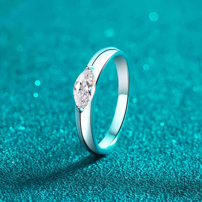 Bague solitaire en or blanc et diamant synthétique debout.